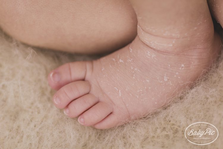 detalles de los pies de un bebe de unas semanas de vida